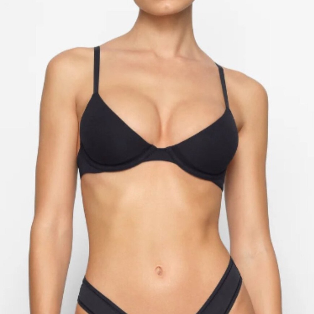 SKIMS Fits Everybody Plunge Bra